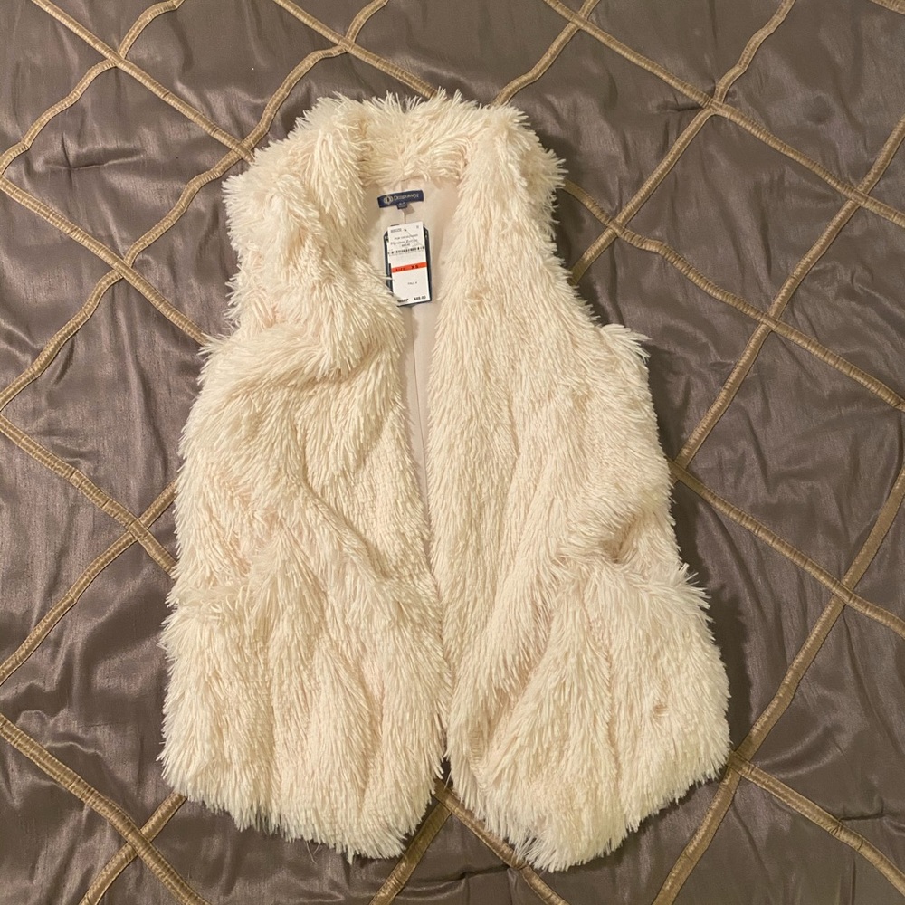 SOLD - Faux fur vest w/ pockets + oversized collar